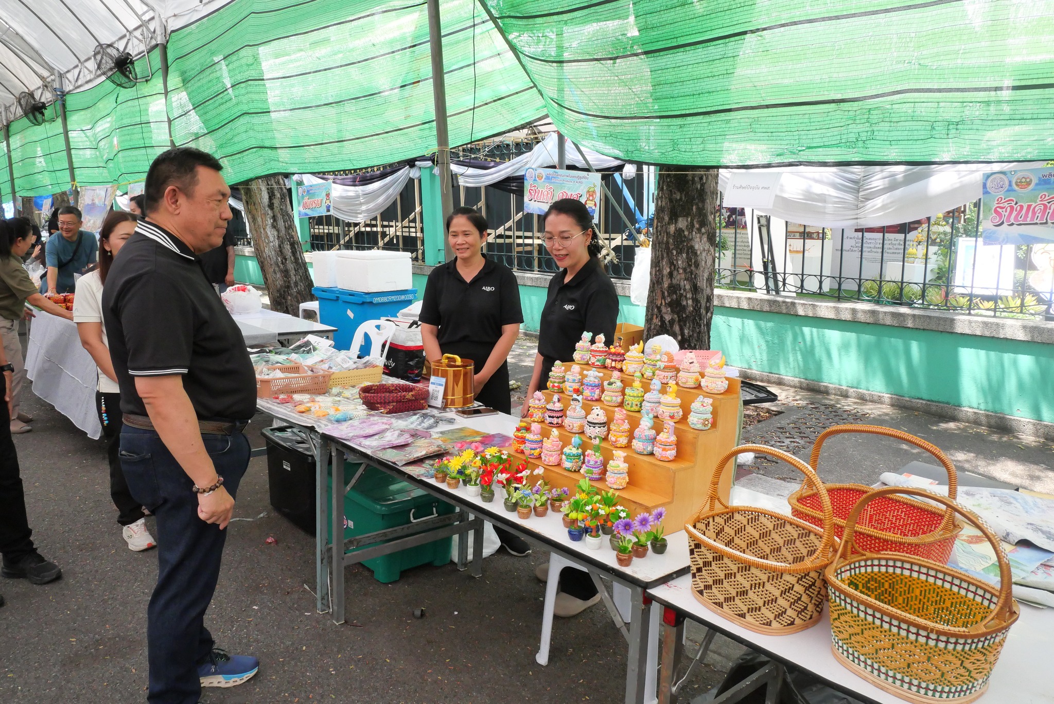 title - เลขาธิการ ส.ป.ก. เยี่ยมทักทายเกษตรกรและซื้อสินค้าในบรรยากาศวันสุดท้ายของการออกร้านขายสินค้า จากเขตปฏิรูปที่ดิน ส่งท้ายงานครบรอบ 51 ปี ส.ป.ก.